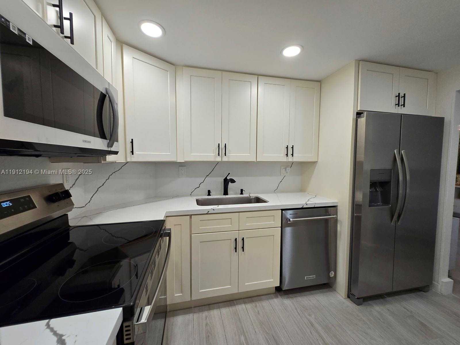 Small Image of 300 BAYVIEW DR #1611, Sunny Isles Beach Number 23