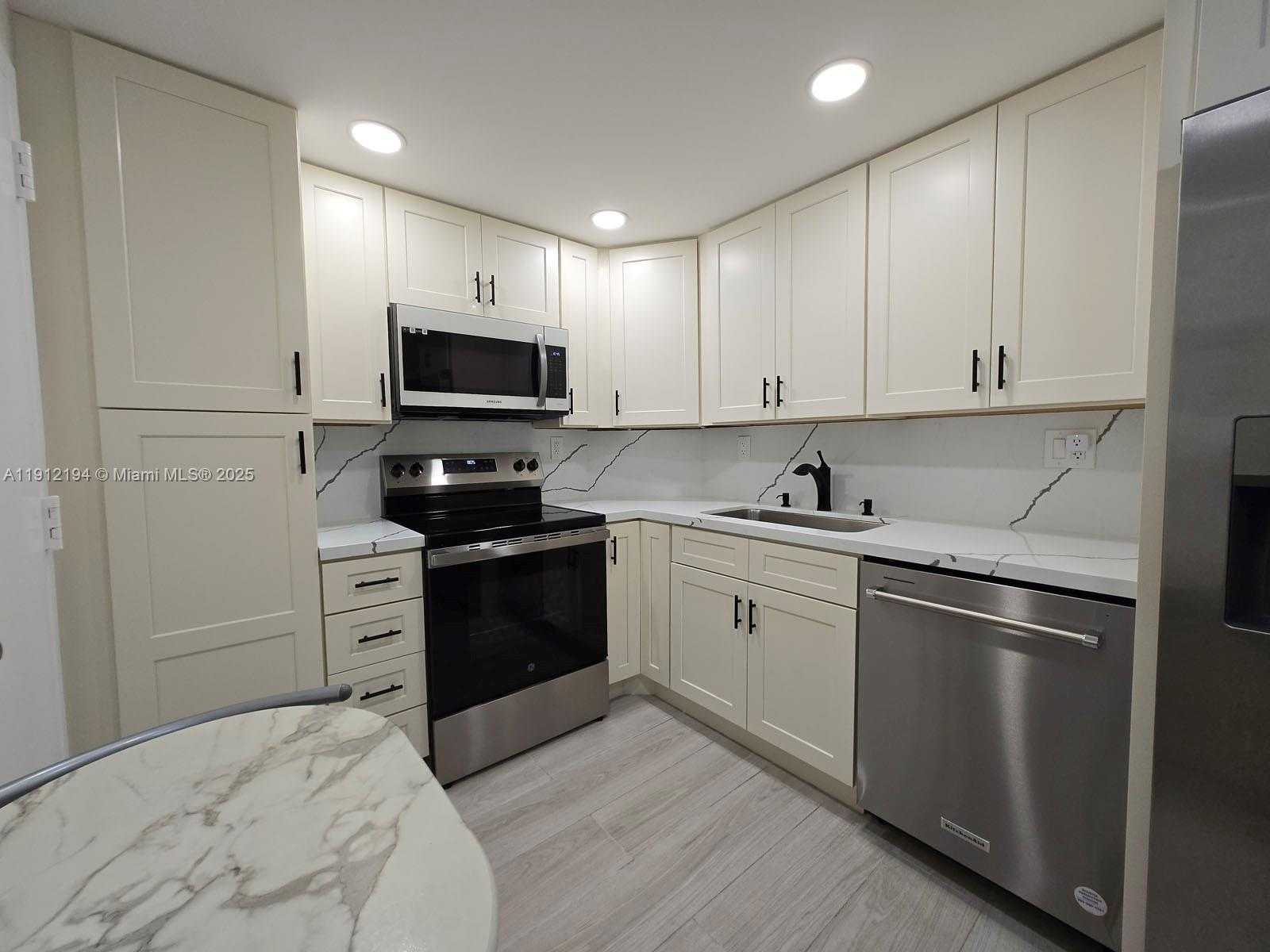 Small Image of 300 BAYVIEW DR #1611, Sunny Isles Beach Number 25