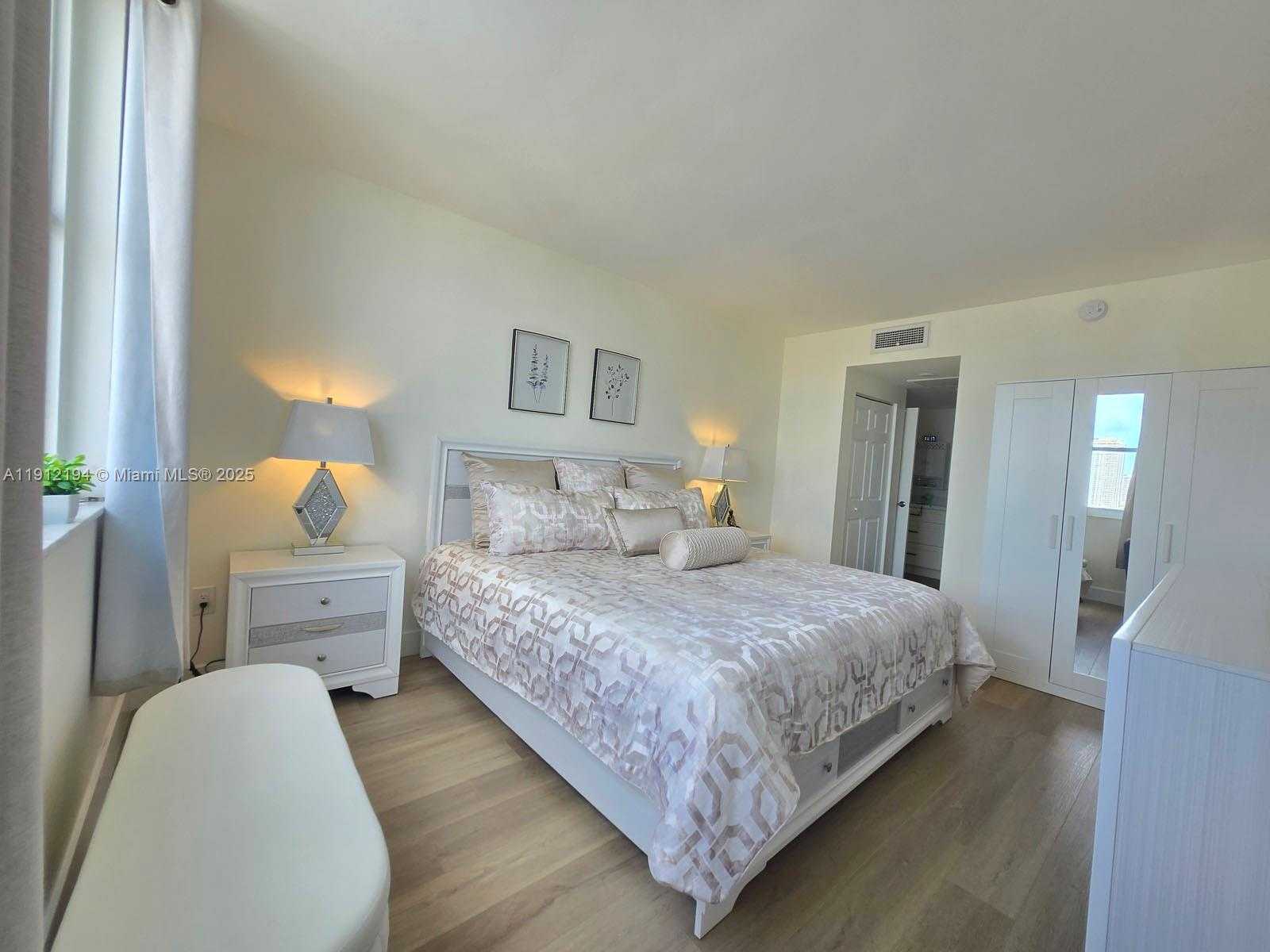 Small Image of 300 BAYVIEW DR #1611, Sunny Isles Beach Number 34