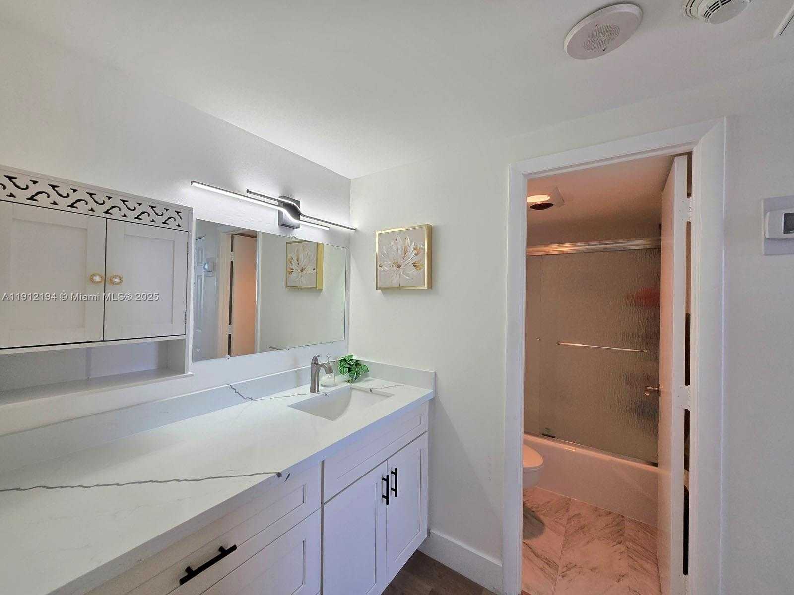 Small Image of 300 BAYVIEW DR #1611, Sunny Isles Beach Number 44