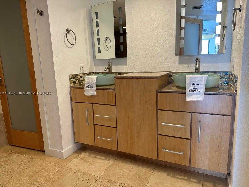 Small Image of 520 BRICKELL KEY DR #A1615, Miami Number 7