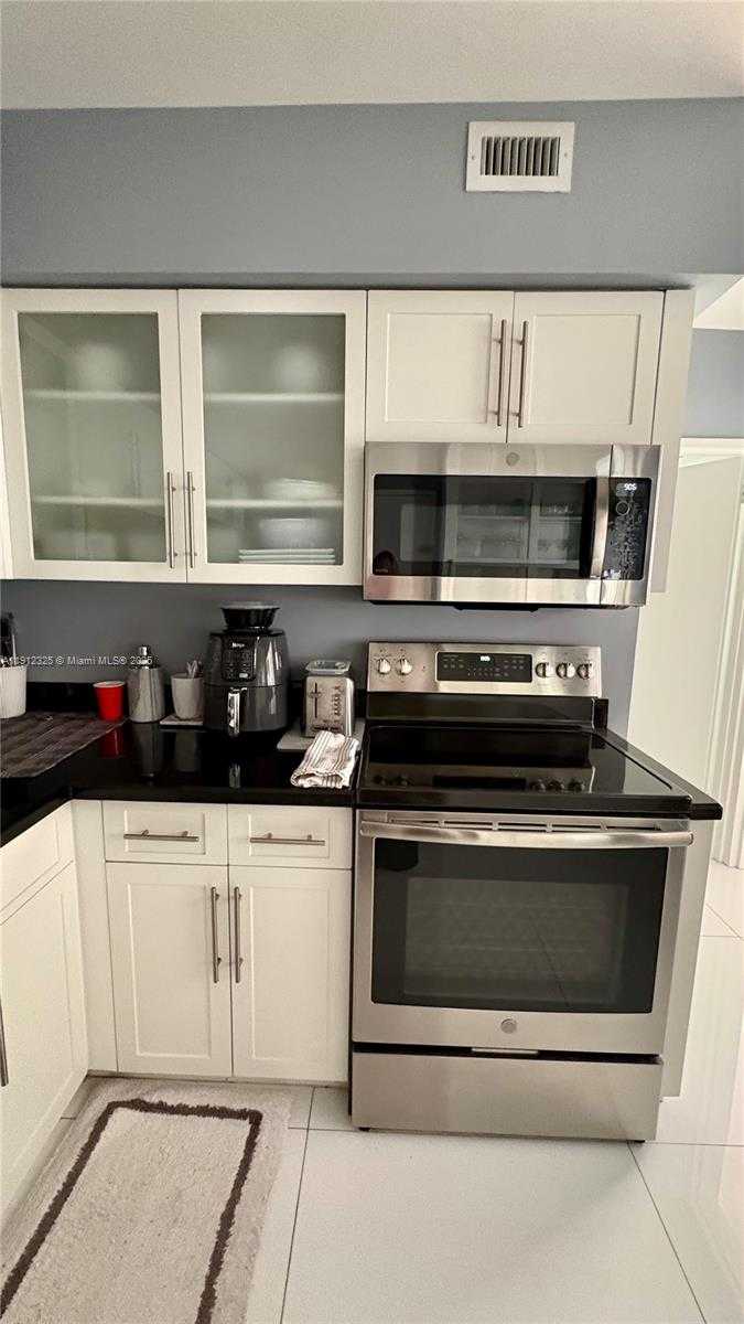 Small Image of 5700 COLLINS AVE #11B, Miami Beach Number 16