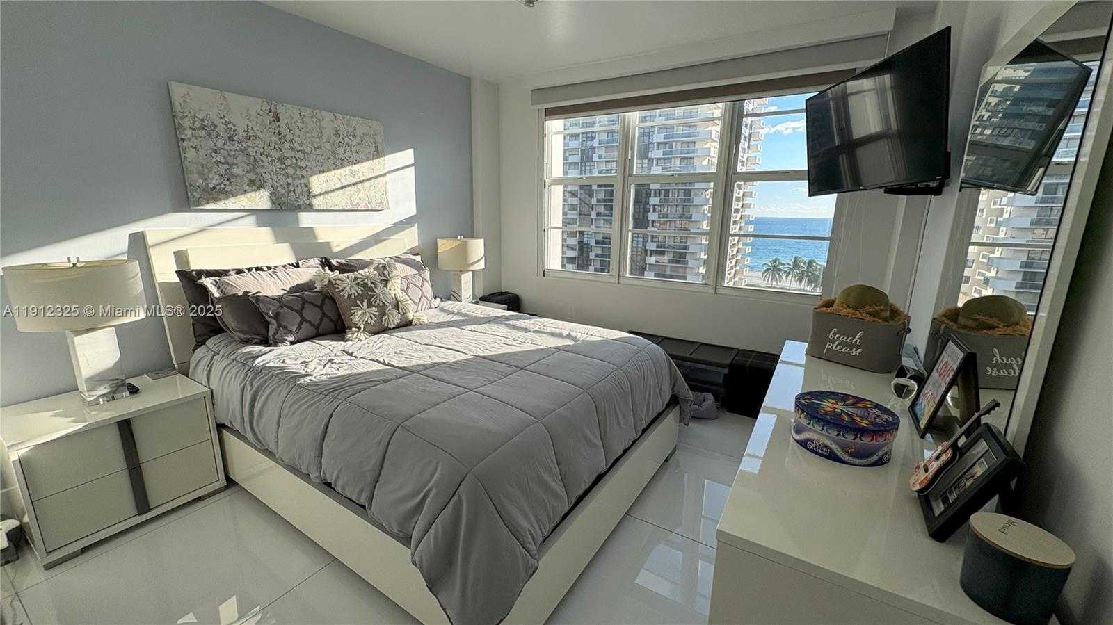 Small Image of 5700 COLLINS AVE #11B, Miami Beach Number 25