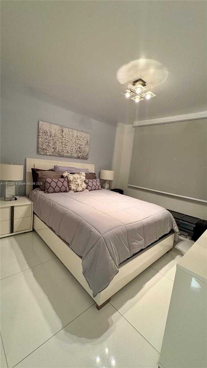 Small Image of 5700 COLLINS AVE #11B, Miami Beach Number 27