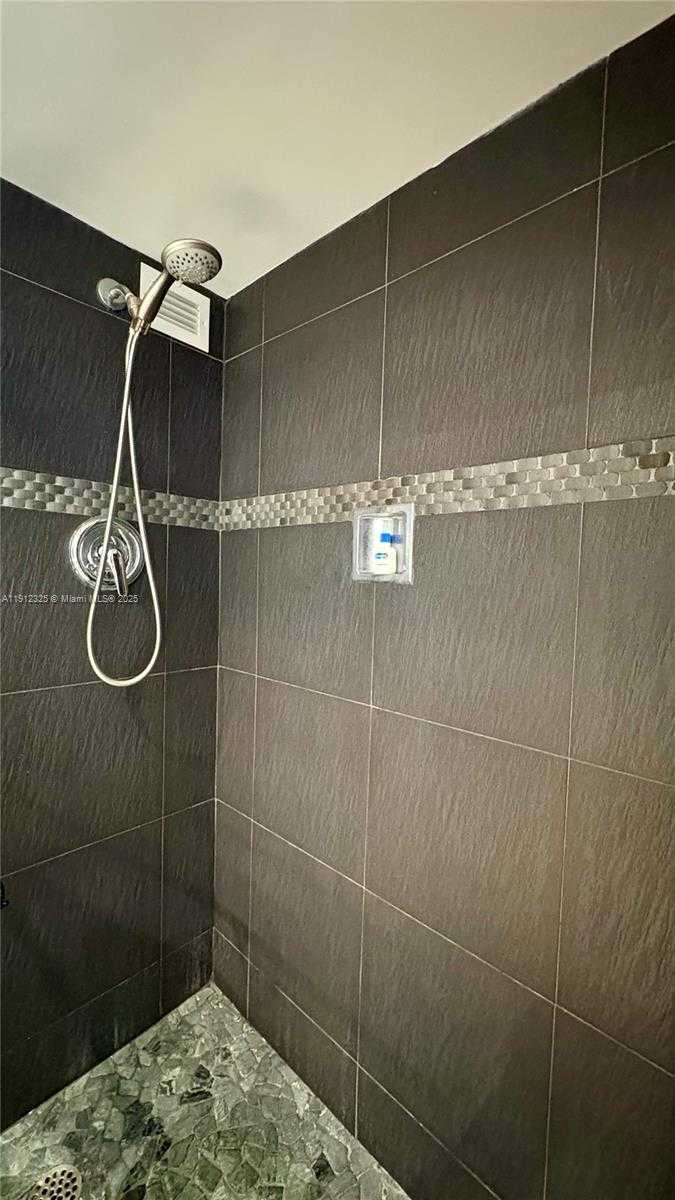 Small Image of 5700 COLLINS AVE #11B, Miami Beach Number 31