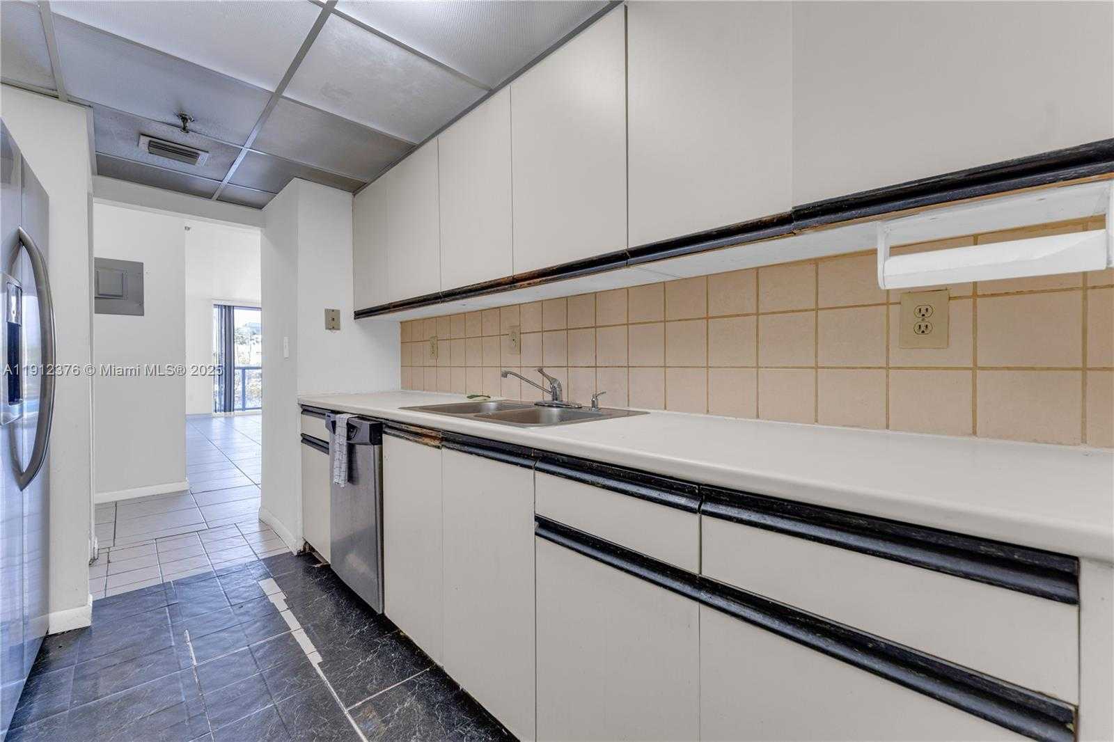 Small Image of 2457 COLLINS AVE #201, Miami Beach Number 5