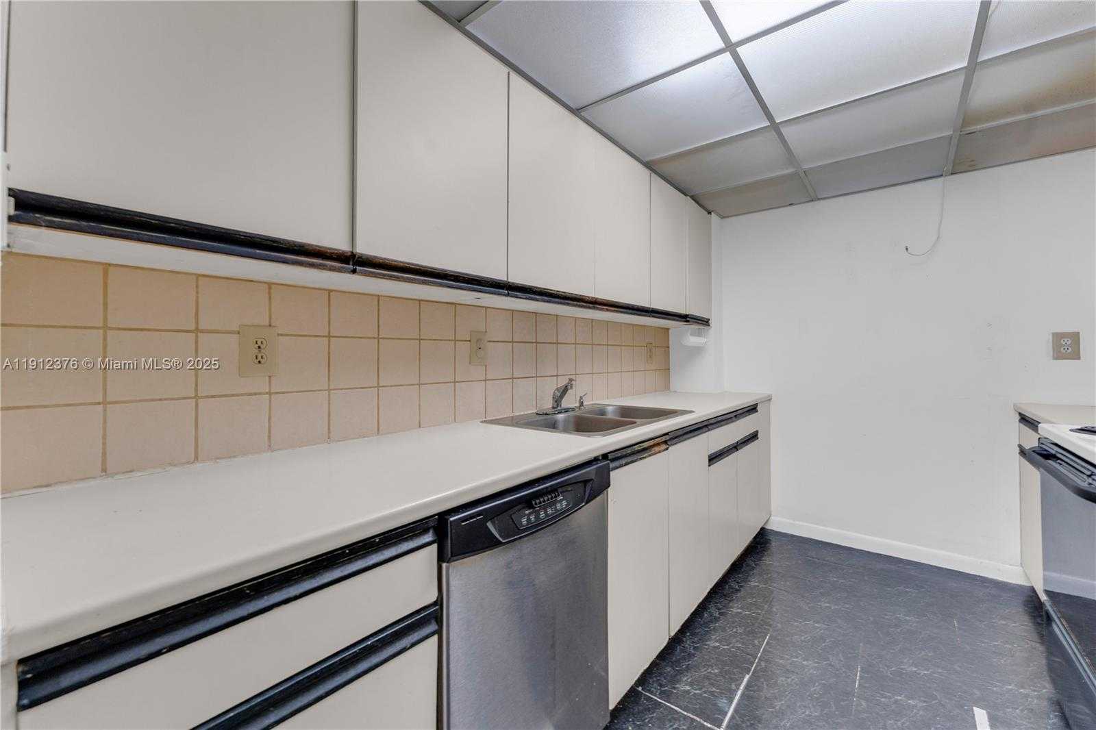 Small Image of 2457 COLLINS AVE #201, Miami Beach Number 6