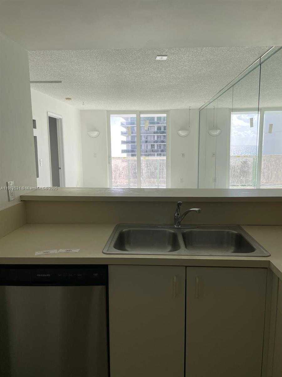Small Image of 5880 COLLINS AVE #1006, Miami Beach Number 6