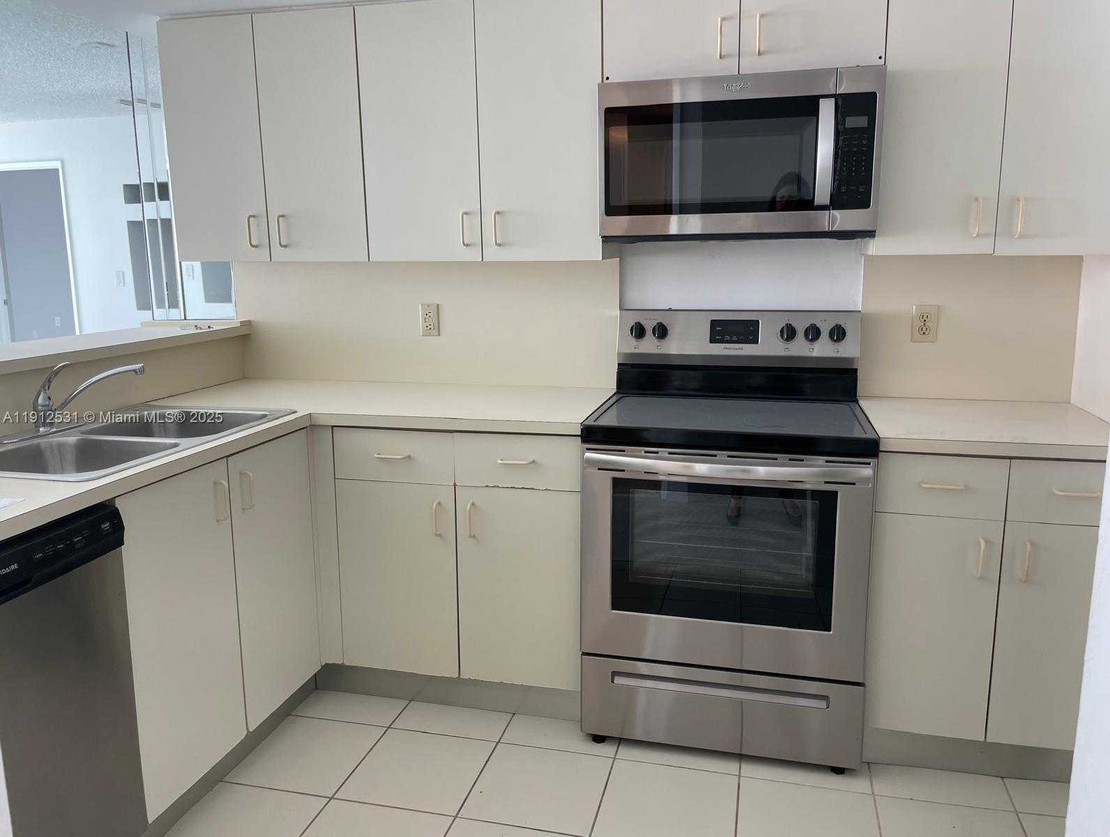 Small Image of 5880 COLLINS AVE #1006, Miami Beach Number 7