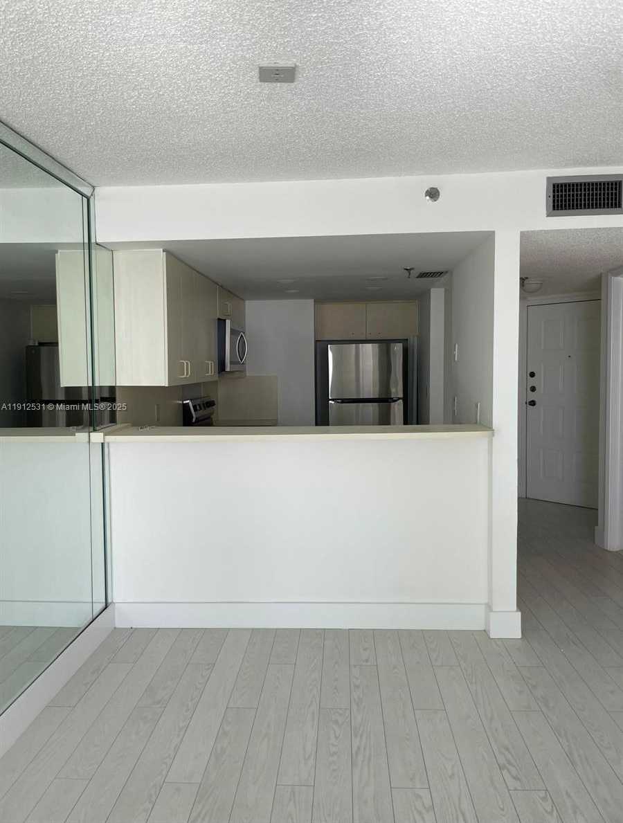 Small Image of 5880 COLLINS AVE #1006, Miami Beach Number 8