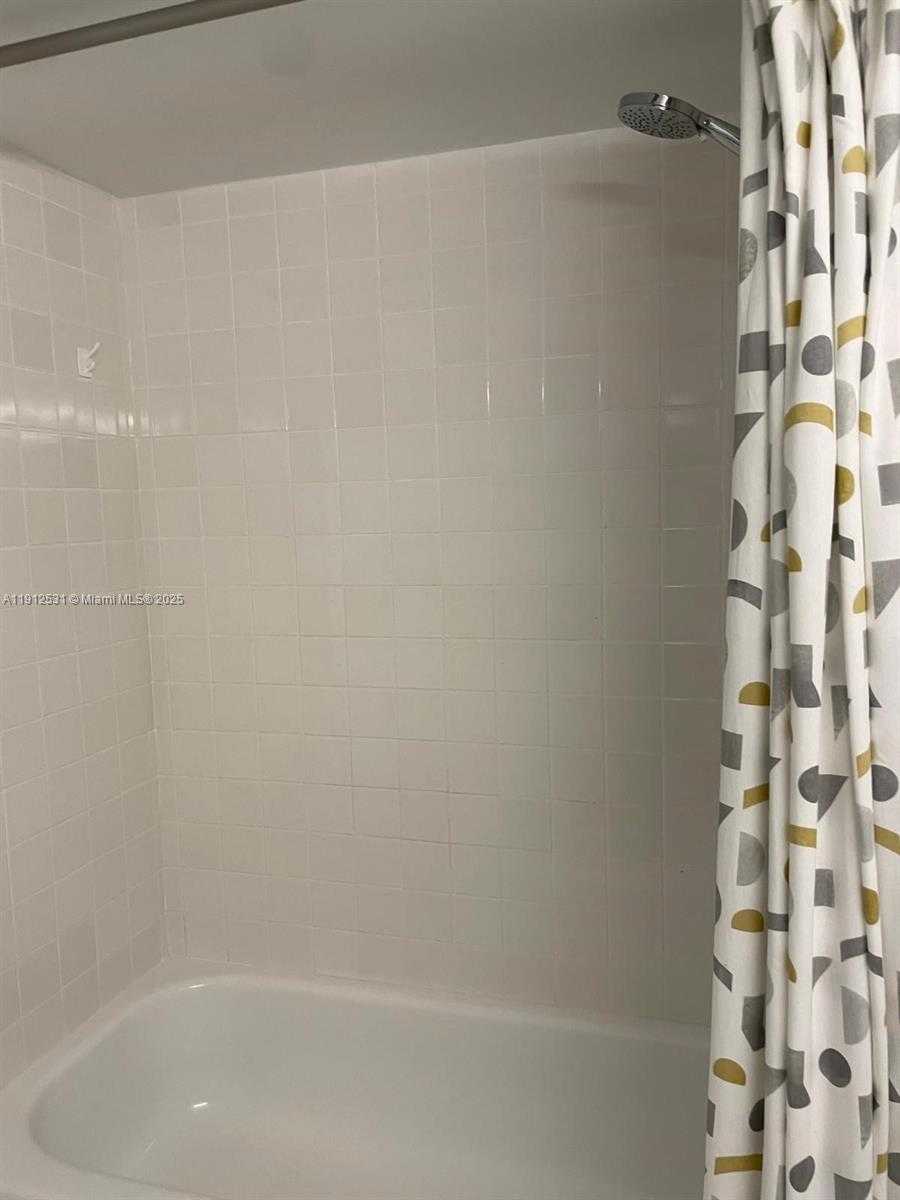 Small Image of 5880 COLLINS AVE #1006, Miami Beach Number 9