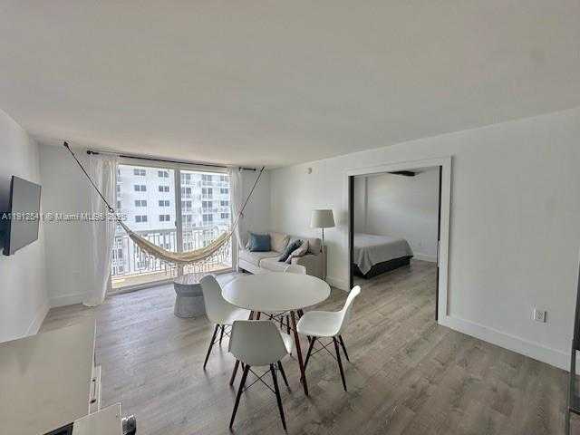 Small Image of 401 OCEAN DR #910, Miami Beach Number 2