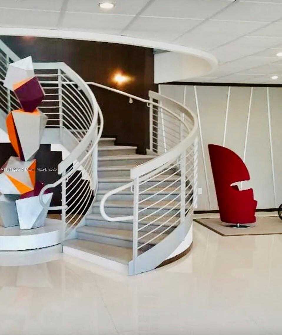 Small Image of 5701 SOUTH EAST COLLINS AVE #PH10, Miami Beach Number 13