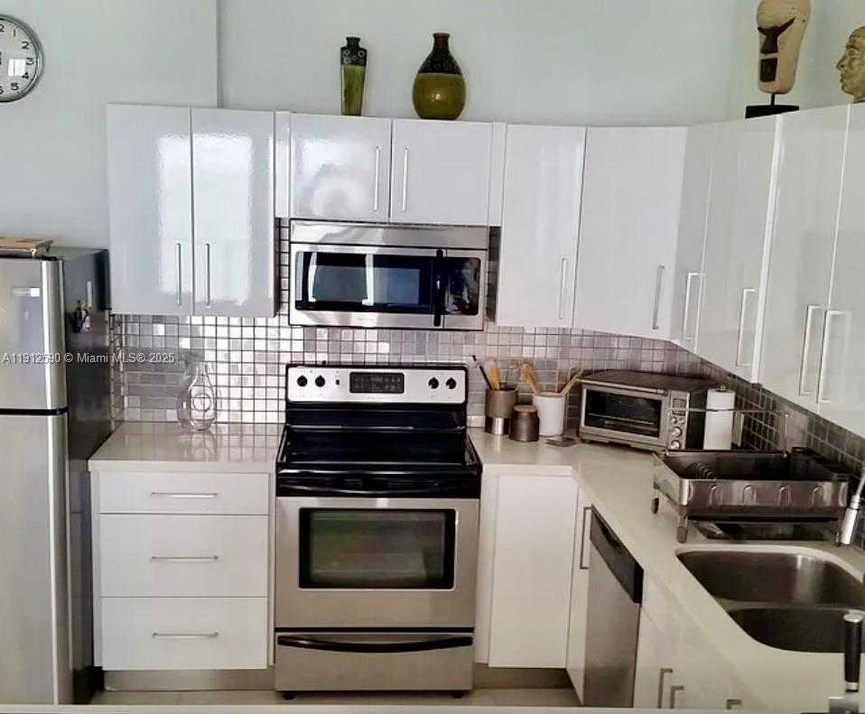 Small Image of 5701 SOUTH EAST COLLINS AVE #PH10, Miami Beach Number 2