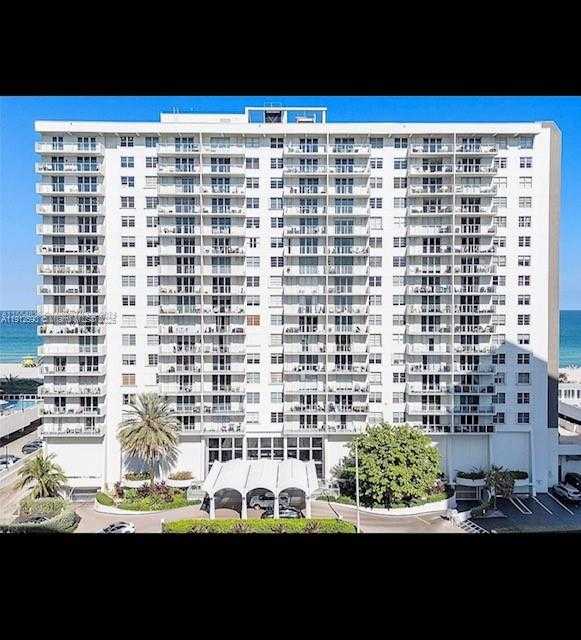 Small Image of 5701 SOUTH EAST COLLINS AVE #PH10, Miami Beach Number 20