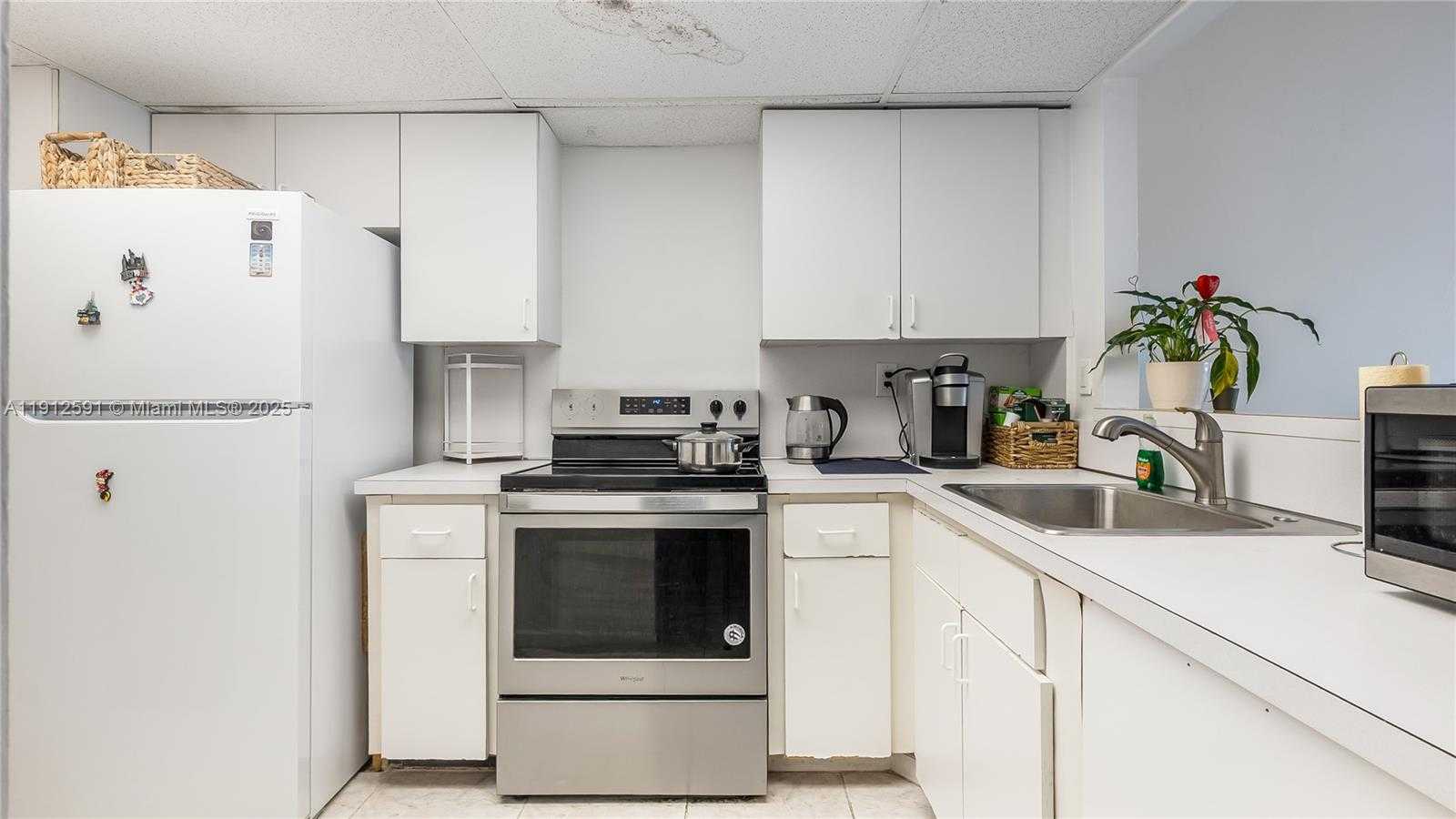 Small Image of 500 BAYVIEW DR #117, Sunny Isles Beach Number 4