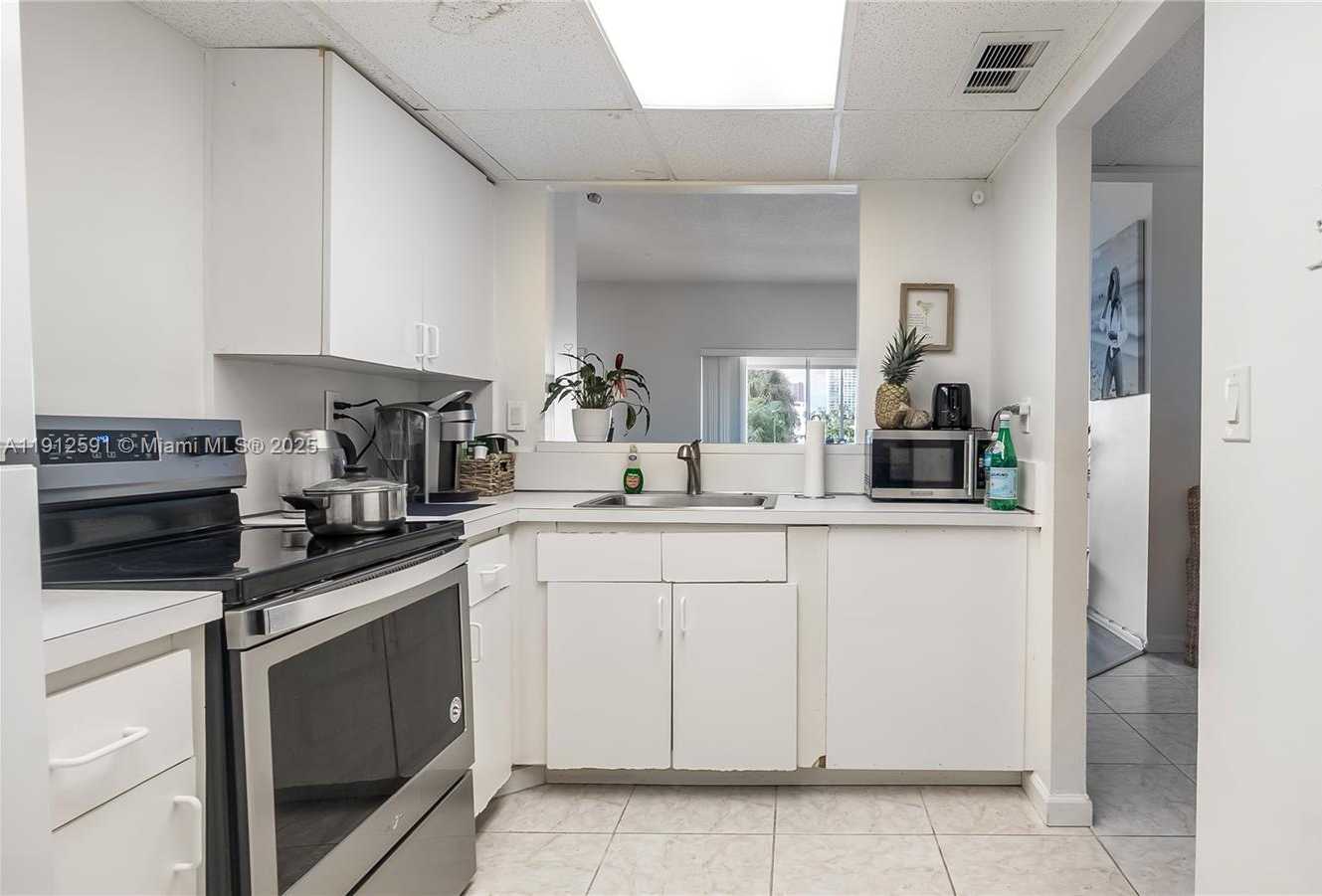 Small Image of 500 BAYVIEW DR #117, Sunny Isles Beach Number 5