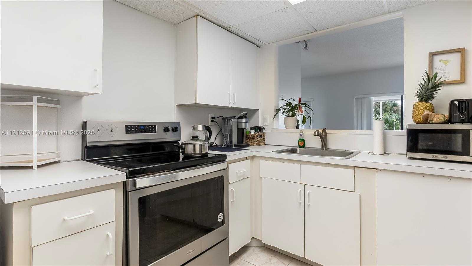 Small Image of 500 BAYVIEW DR #117, Sunny Isles Beach Number 6