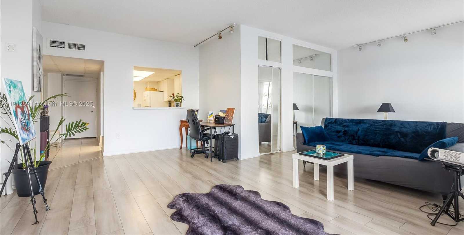 Small Image of 500 BAYVIEW DR #117, Sunny Isles Beach Number 8