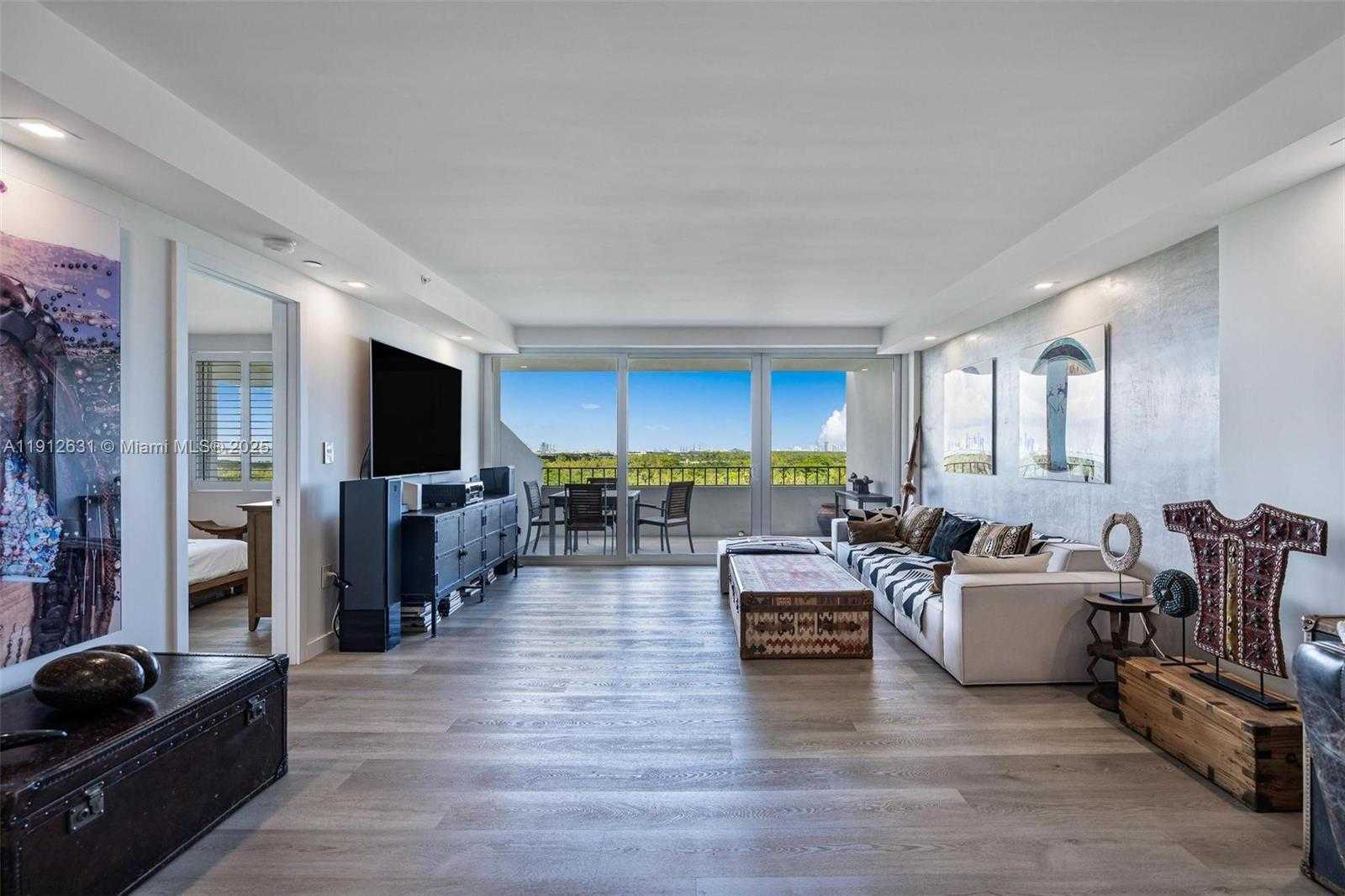 Small Image of 155 OCEAN LANE DR #1002, Key Biscayne Number 2