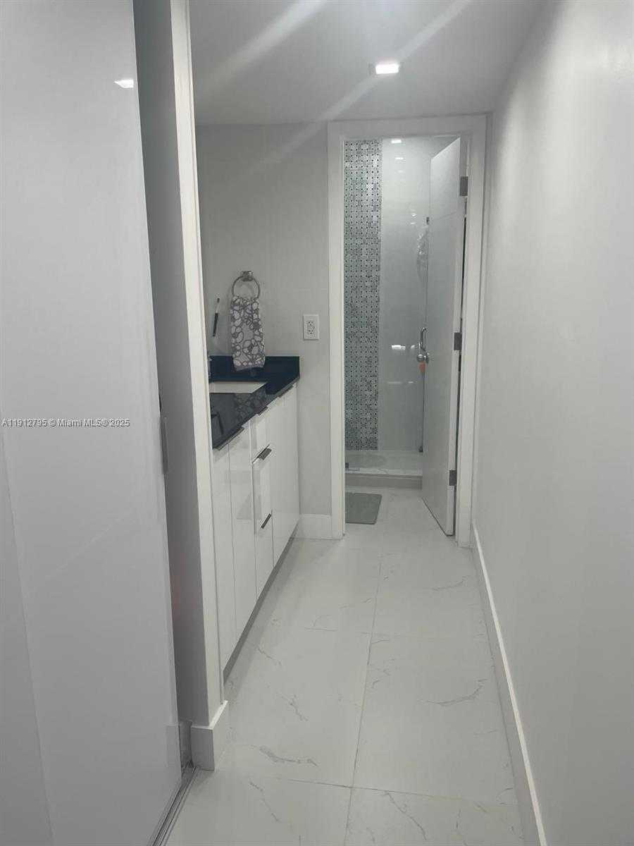 Small Image of 20400 WEST COUNTRY CLUB DR #615, Aventura Number 3