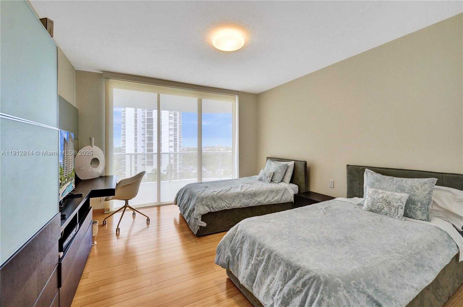 Imagen de Pequeño Objeto