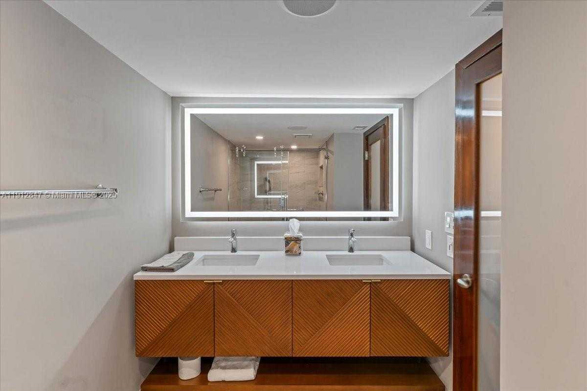 Small Image of 1627 BRICKELL AVE #1401, Miami Number 47