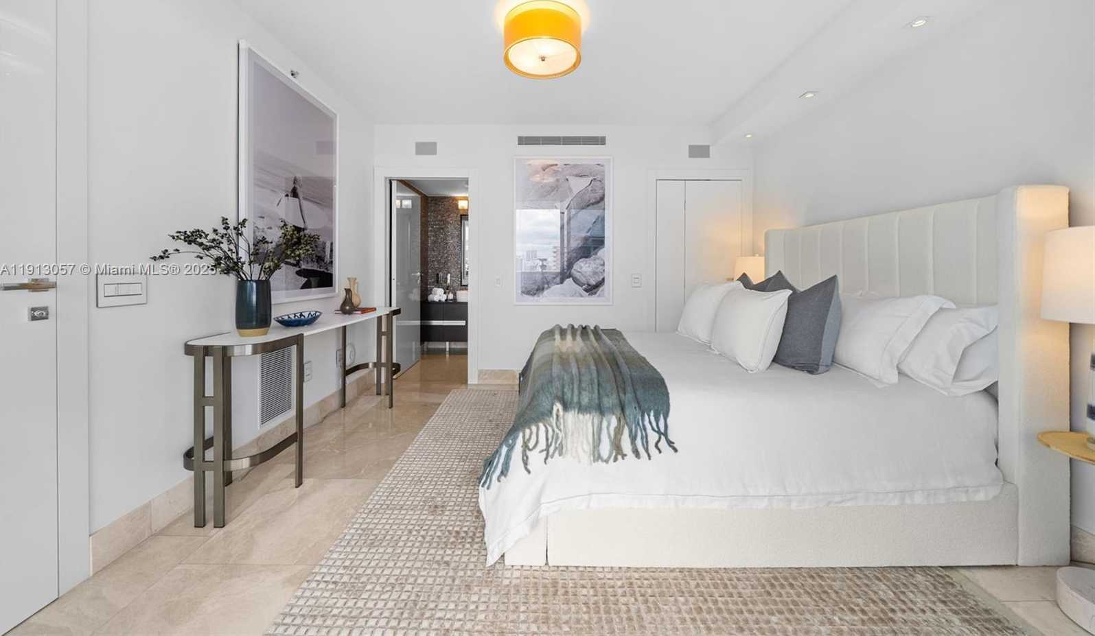 Small Image of 5875 COLLINS AVE #1908, Miami Beach Number 17