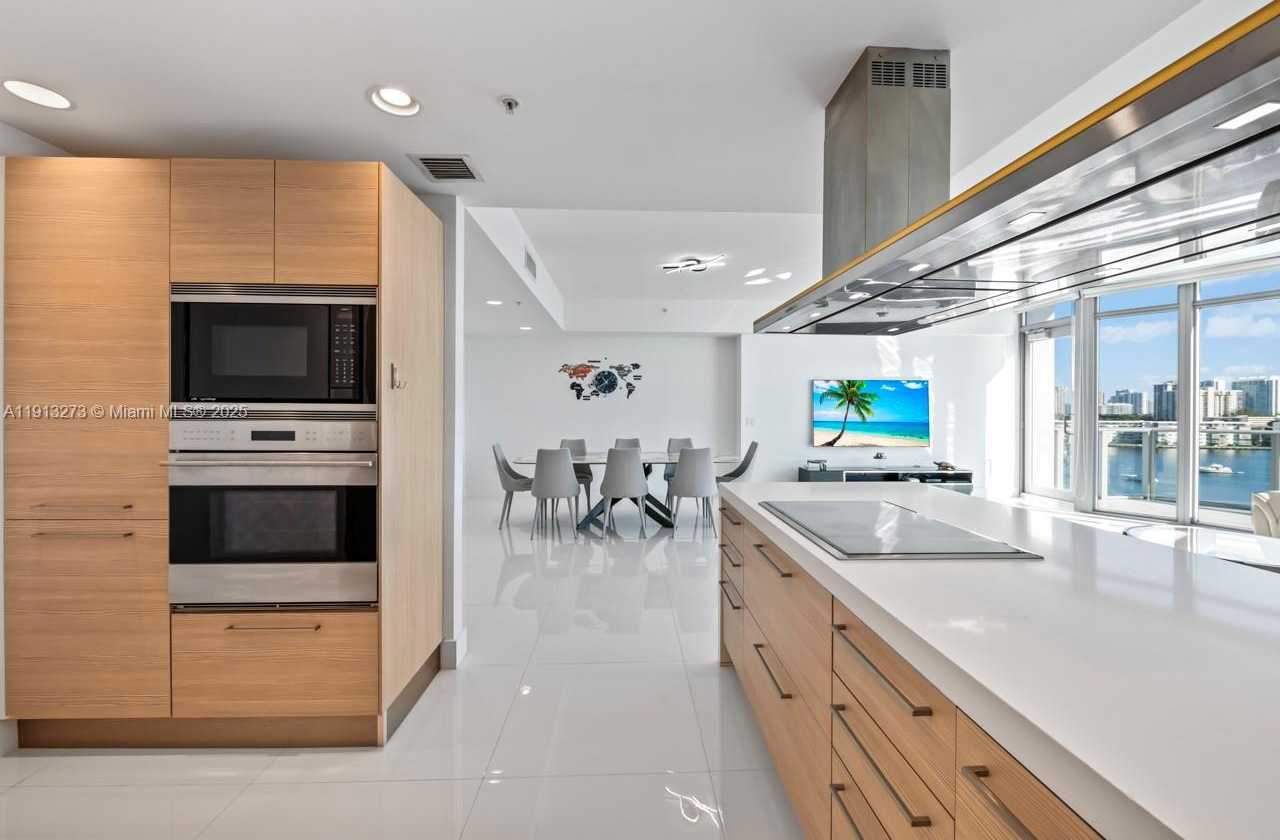 Small Image of 17301 BISCAYNE BLVD #811, North Miami Beach Number 11