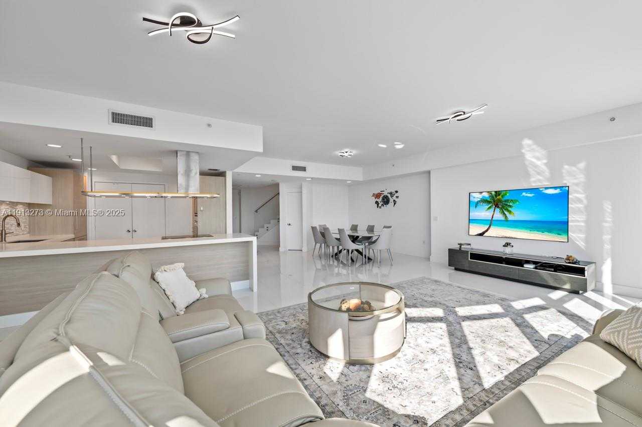 Small Image of 17301 BISCAYNE BLVD #811, North Miami Beach Number 17