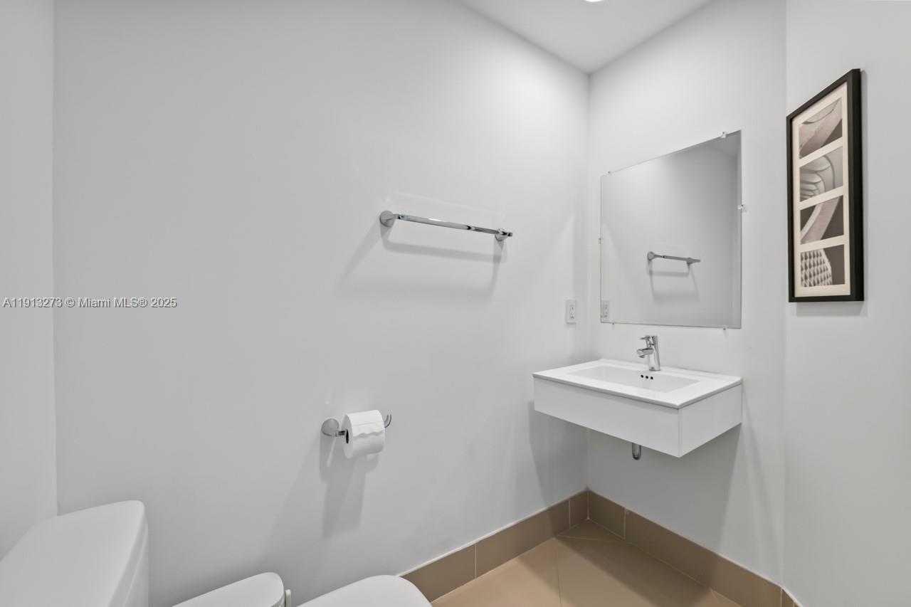 Small Image of 17301 BISCAYNE BLVD #811, North Miami Beach Number 20