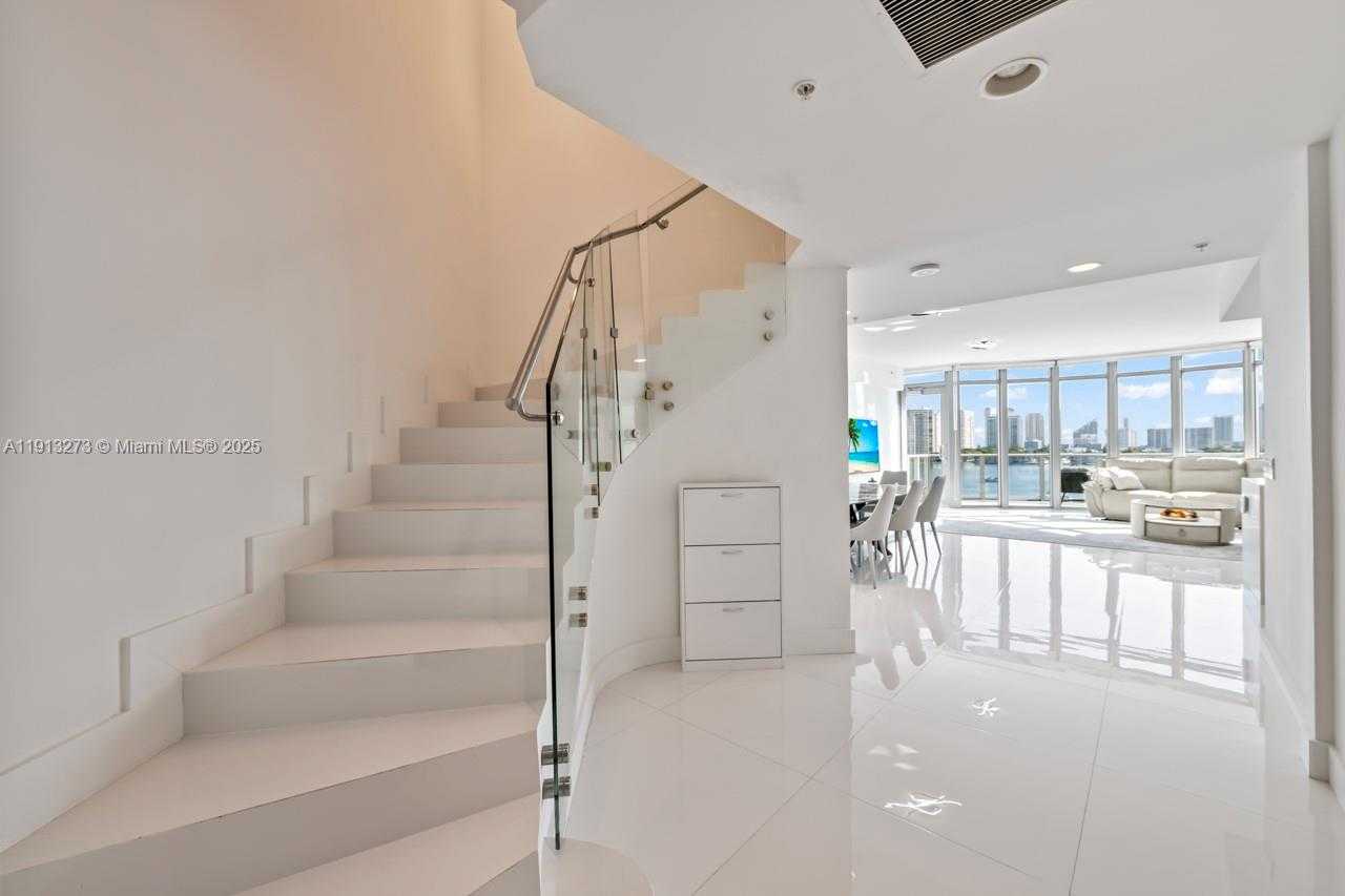 Small Image of 17301 BISCAYNE BLVD #811, North Miami Beach Number 21