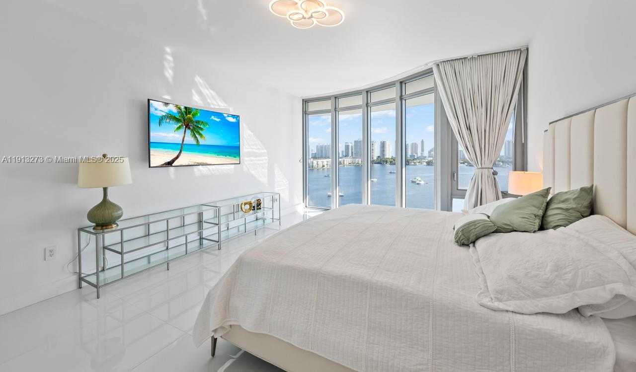 Small Image of 17301 BISCAYNE BLVD #811, North Miami Beach Number 23