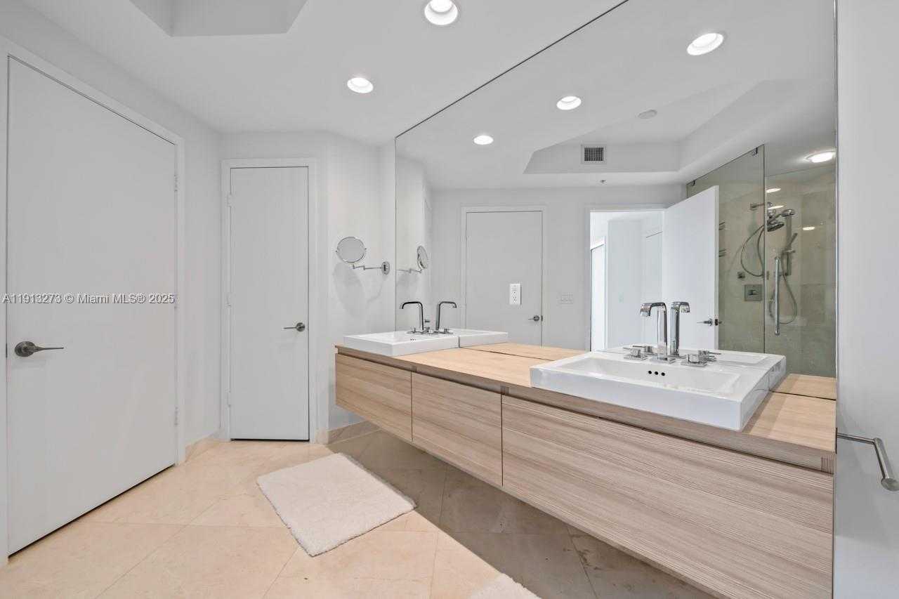 Small Image of 17301 BISCAYNE BLVD #811, North Miami Beach Number 28