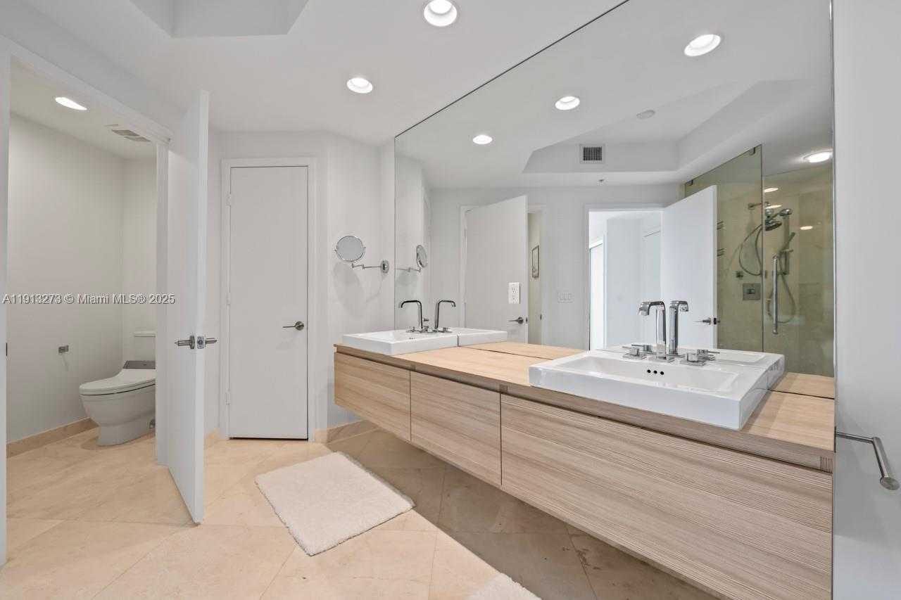 Small Image of 17301 BISCAYNE BLVD #811, North Miami Beach Number 29