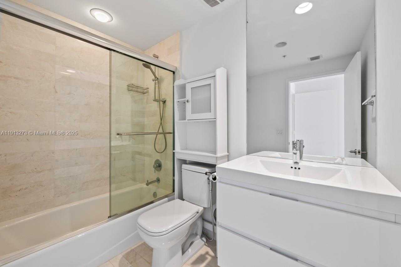 Small Image of 17301 BISCAYNE BLVD #811, North Miami Beach Number 33