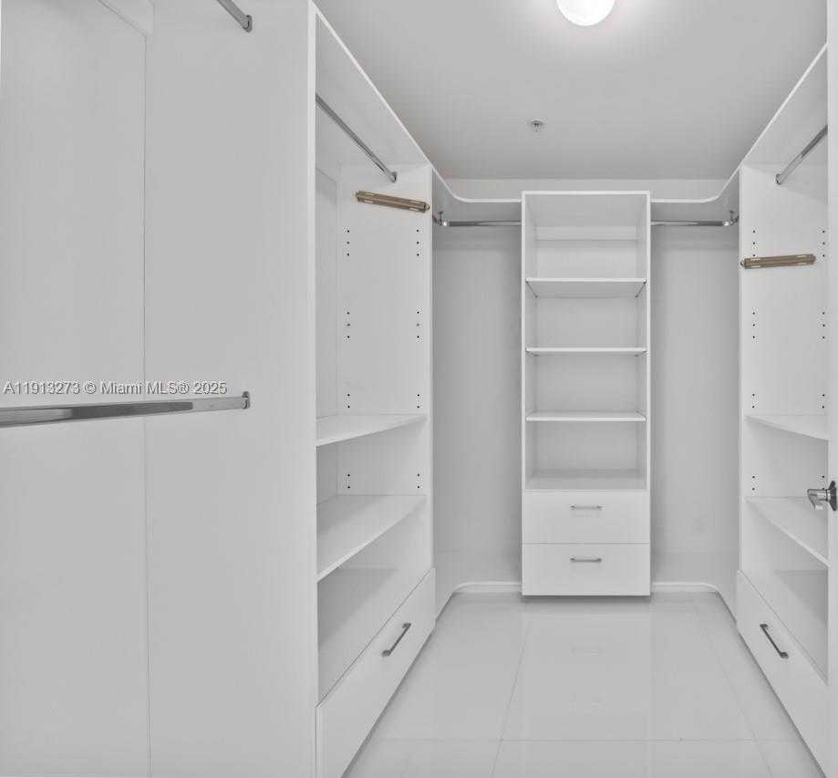 Small Image of 17301 BISCAYNE BLVD #811, North Miami Beach Number 34