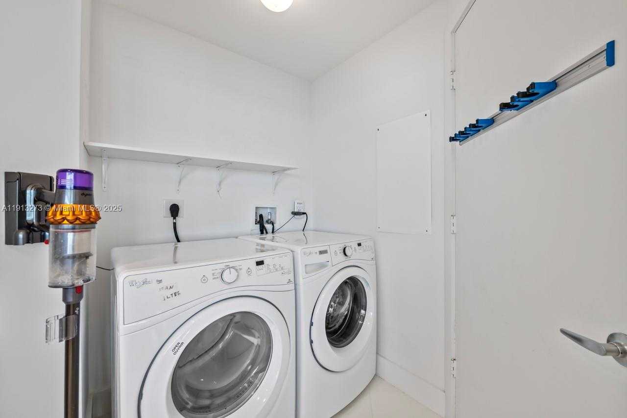 Small Image of 17301 BISCAYNE BLVD #811, North Miami Beach Number 35