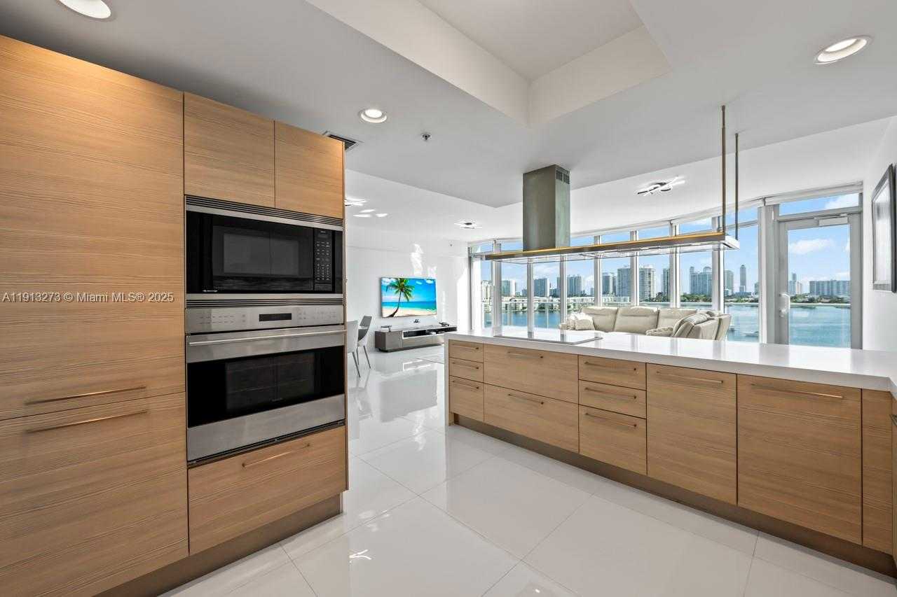 Small Image of 17301 BISCAYNE BLVD #811, North Miami Beach Number 8