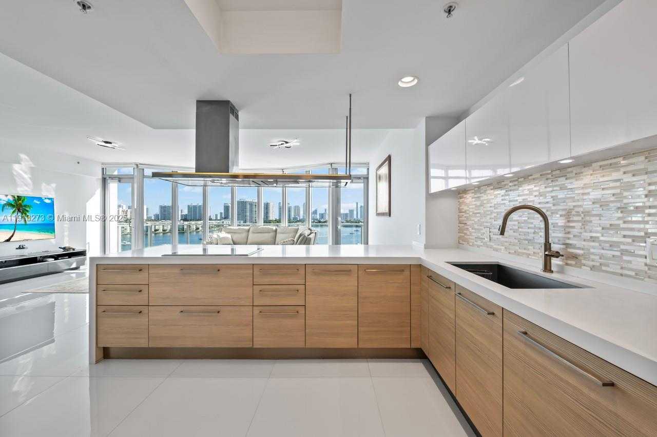 Small Image of 17301 BISCAYNE BLVD #811, North Miami Beach Number 9