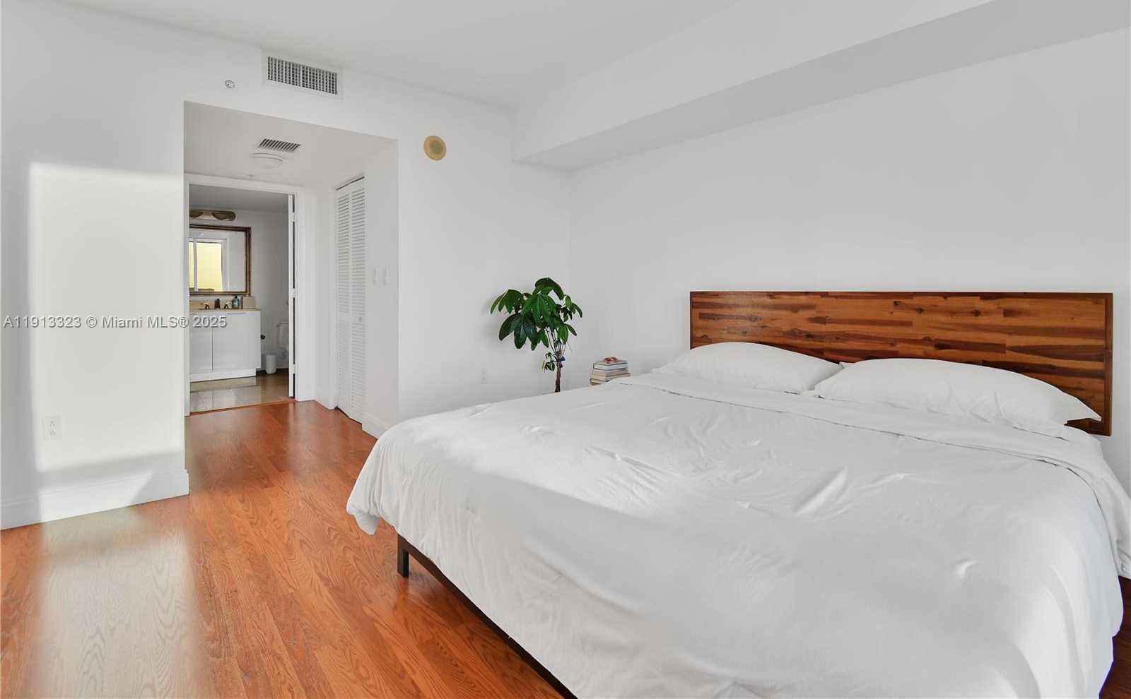 Small Image of 1800 NORTH BAYSHORE DR #2604, Miami Number 13