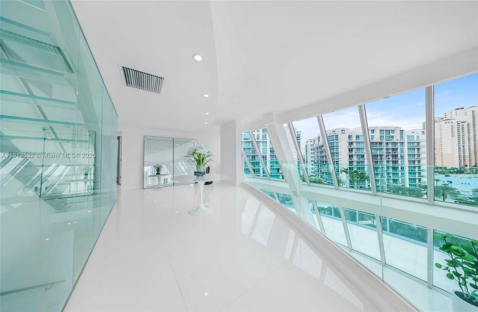 Small Image of Aventura Number 10