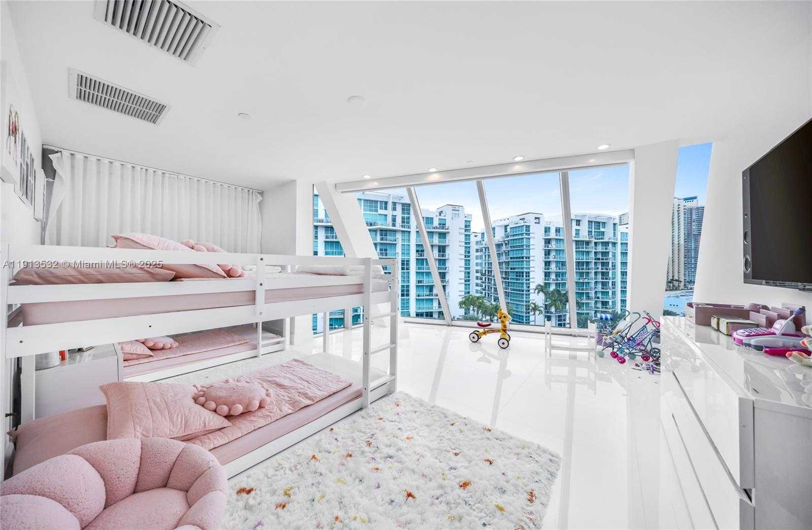 Small Image of Aventura Number 16