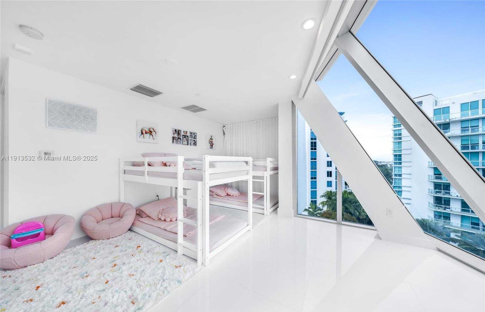 Small Image of Aventura Number 17