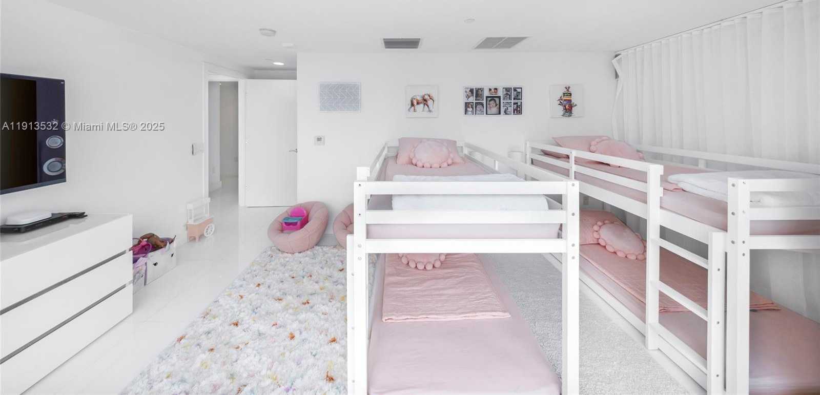 Small Image of Aventura Number 18