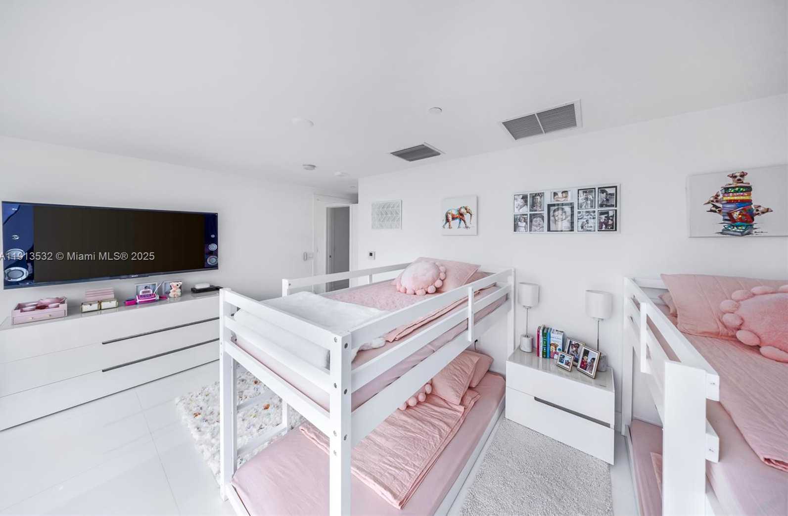 Small Image of Aventura Number 19