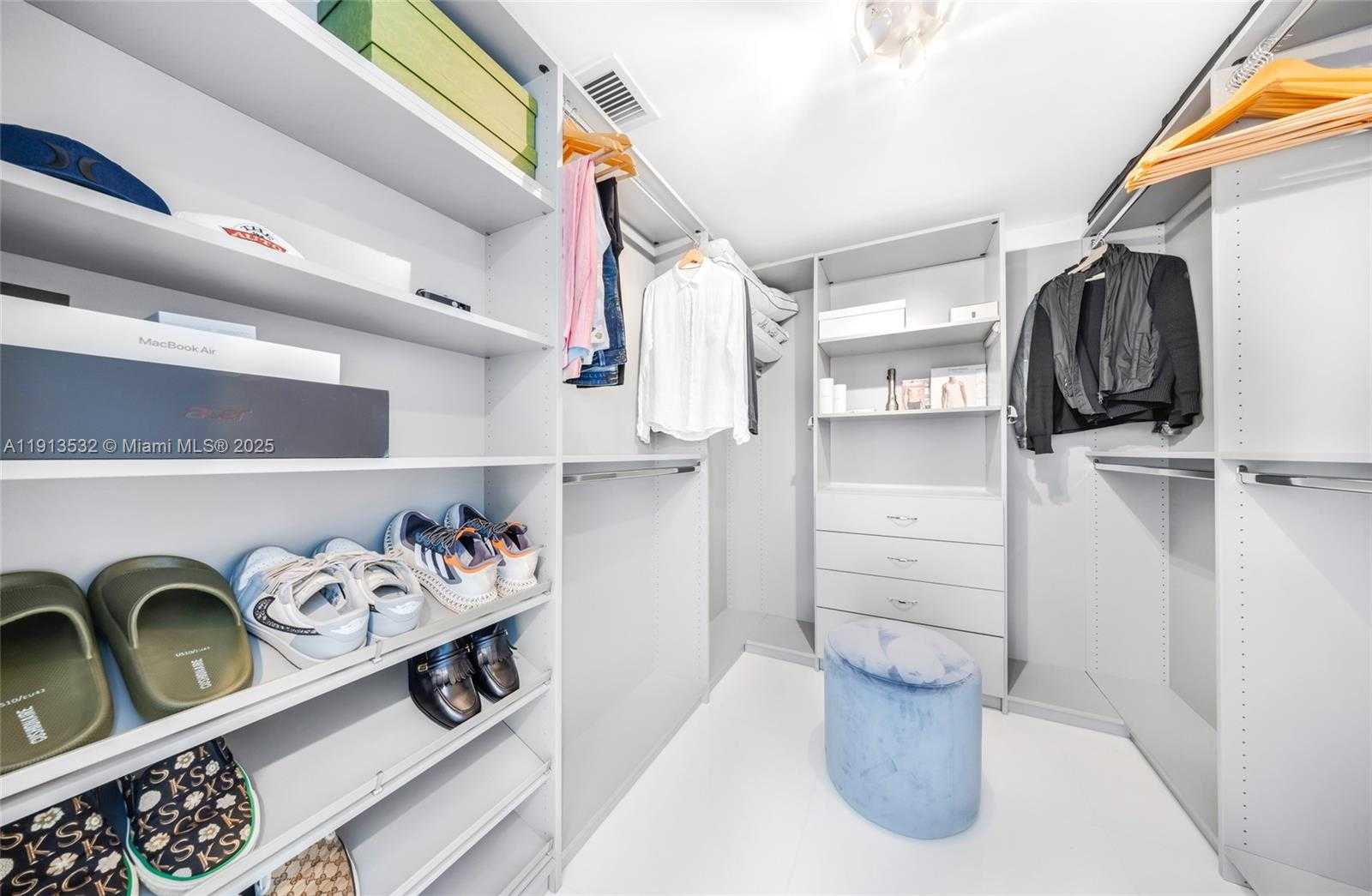 Small Image of Aventura Number 22