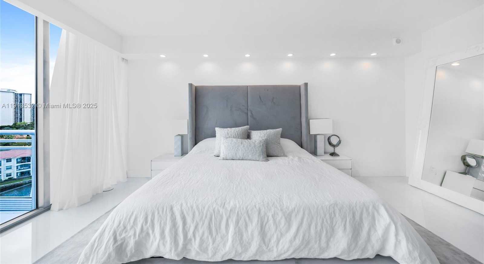 Small Image of Aventura Number 28