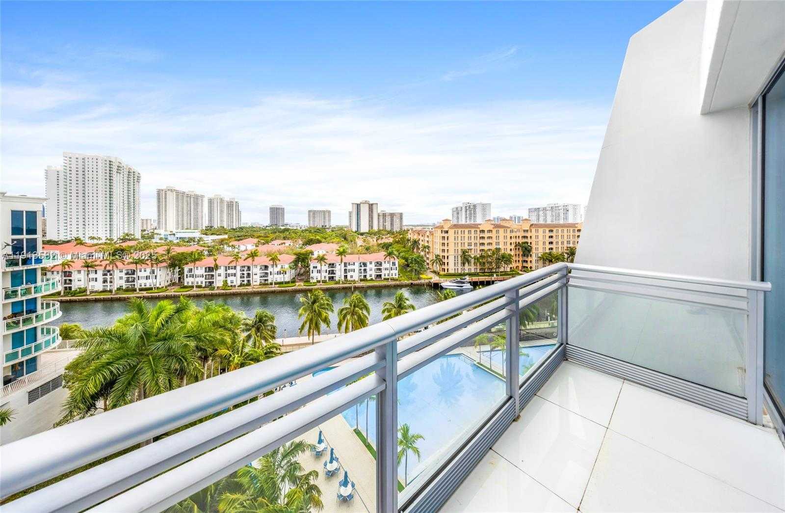 Small Image of Aventura Number 32