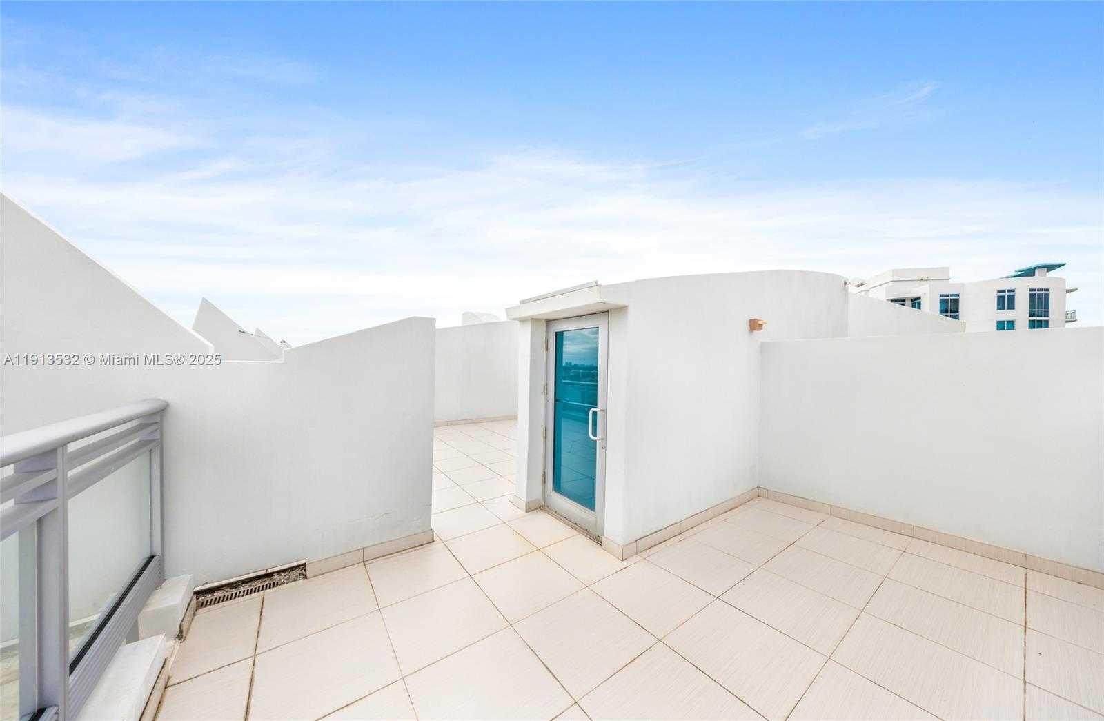 Small Image of Aventura Number 34